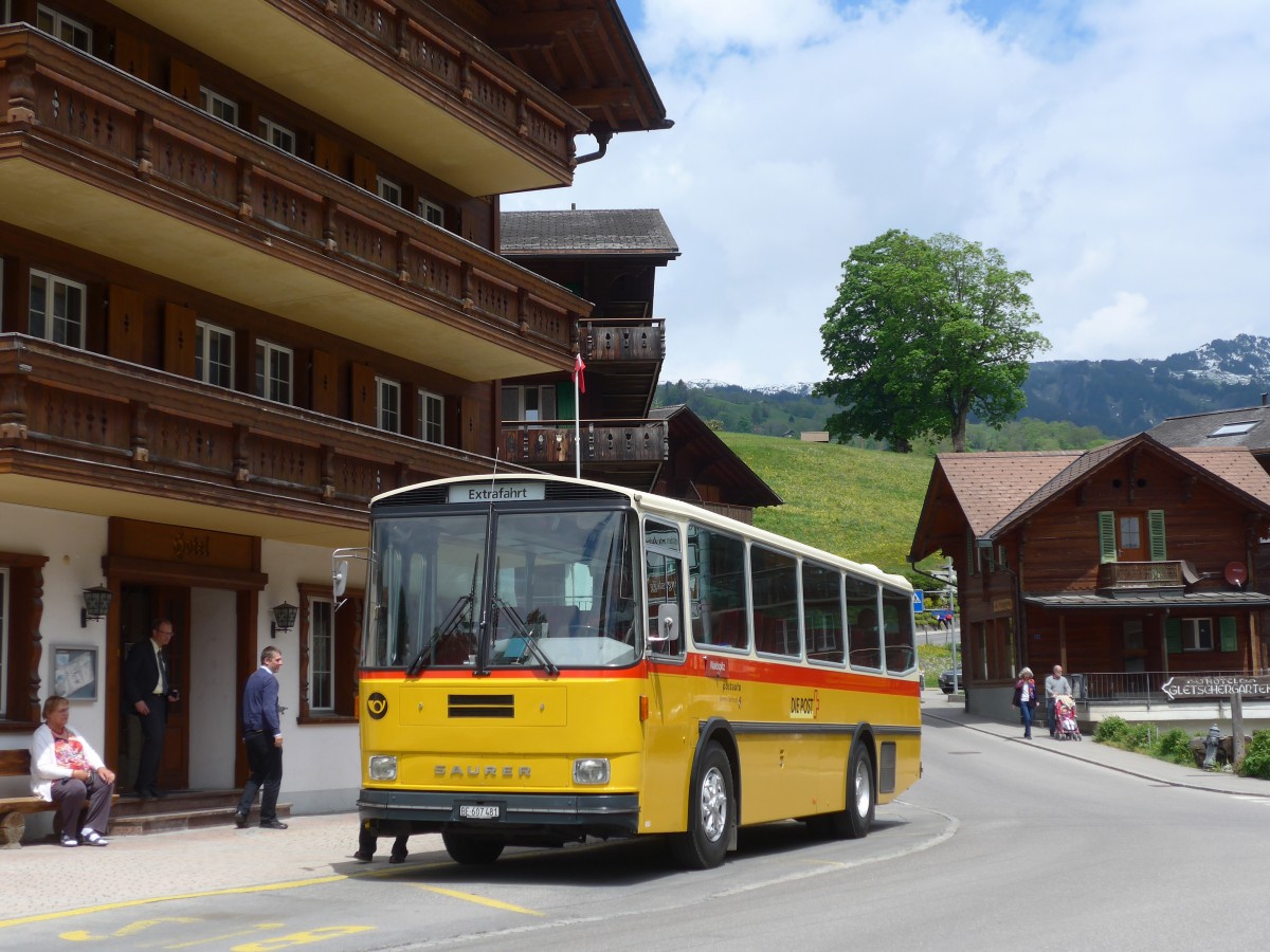 (161'022) - AVG Meiringen - Nr. 74/BE 607'481 - Saurer/R&J (ex PostAuto Berner Oberland; ex P 24'357) am 25. Mai 2015 in Grindelwald, Kirche