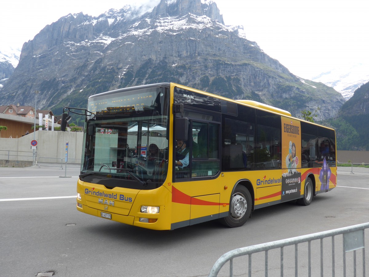 (161'026) - AVG Grindelwald - Nr. 13/BE 407'170 - MAN/Gppel am 25. Mai 2015 beim Bahnhof Grindelwald