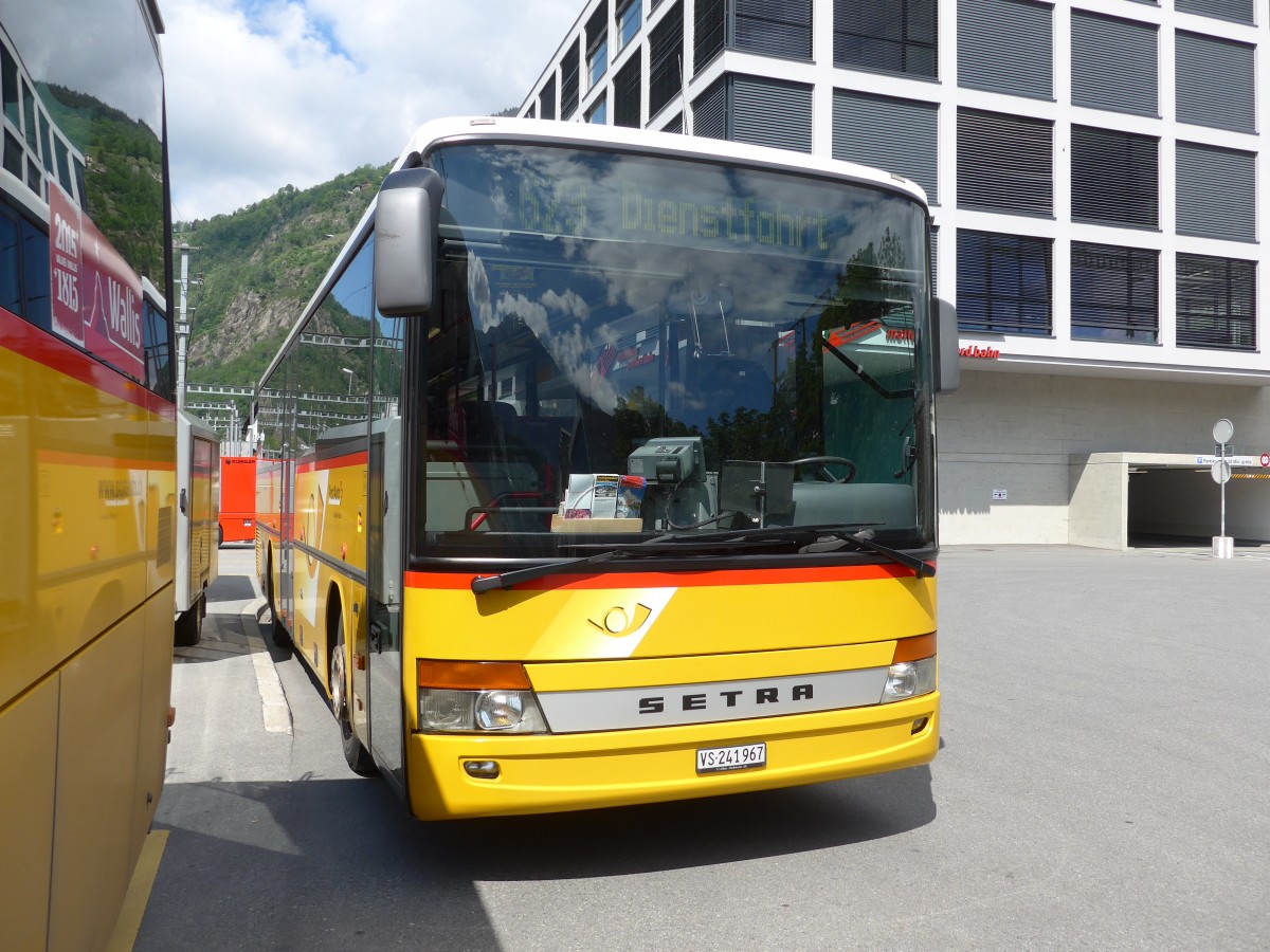 (161'099) - PostAuto Wallis - VS 241'967 - Setra am 27. Mai 2015 beim Bahnhof Brig