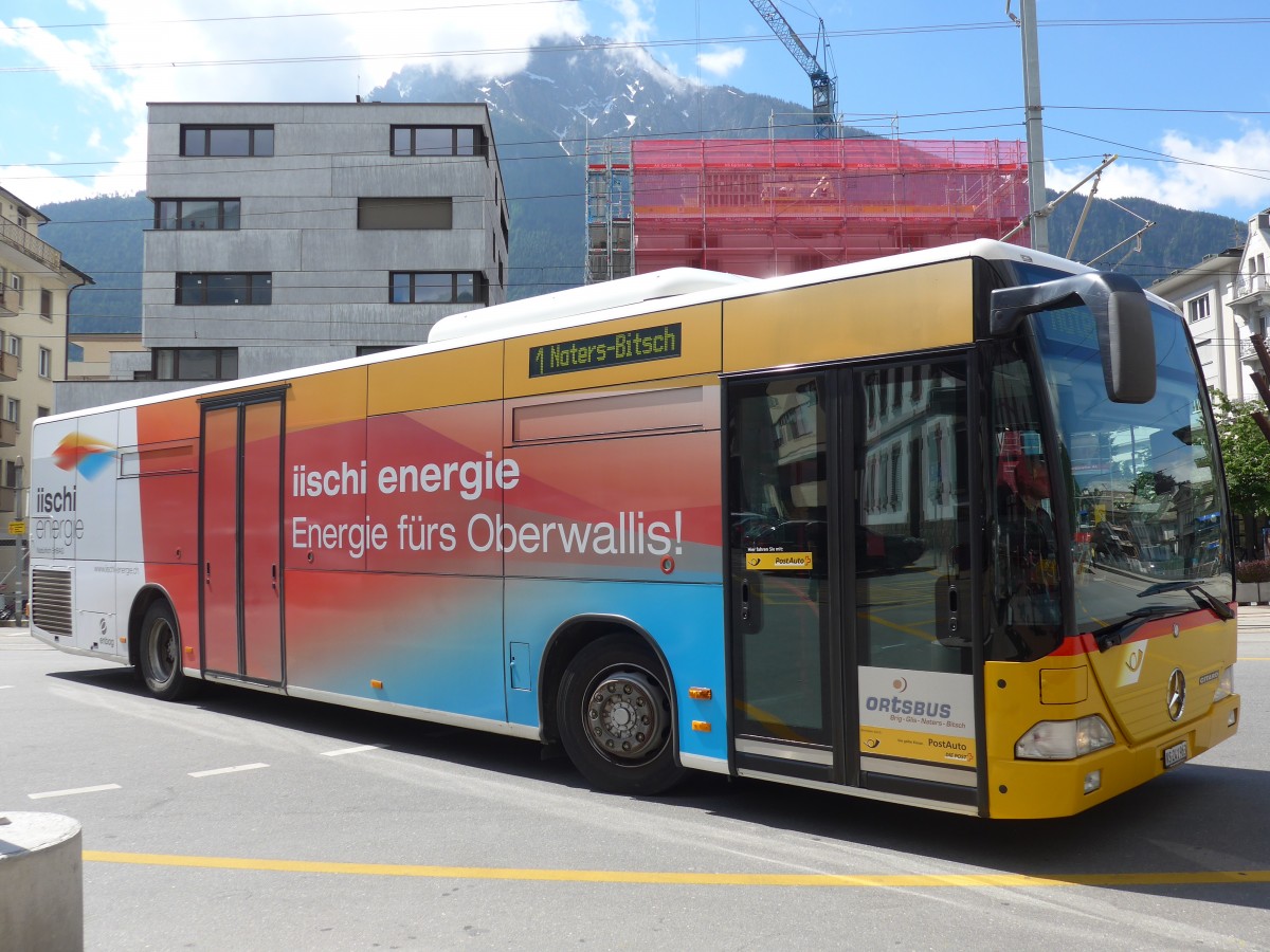 (161'104) - PostAuto Wallis - VS 241'963 - Mercedes am 27. Mai 2015 beim Bahnhof Brig