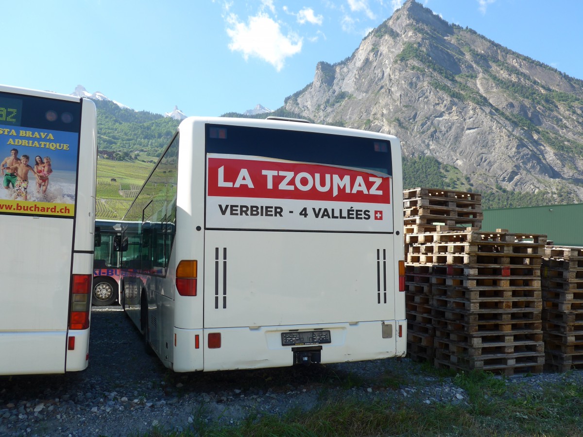 (161'216) - Buchard, Leytron - Nr. 93 - Mercedes (ex Niederer, Filzbach Nr. 22) am 27. Mai 2015 in Leytron, Garage