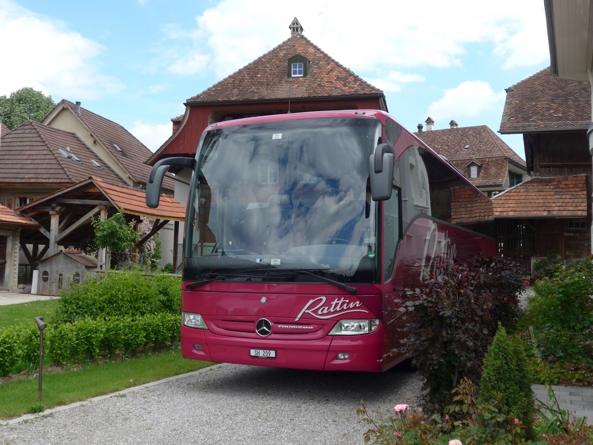 (161'470) - Rattin, Neuhausen - Nr. 9/SH 209 - Mercedes am 30. Mai 2015 beim Bahnhof Laupen