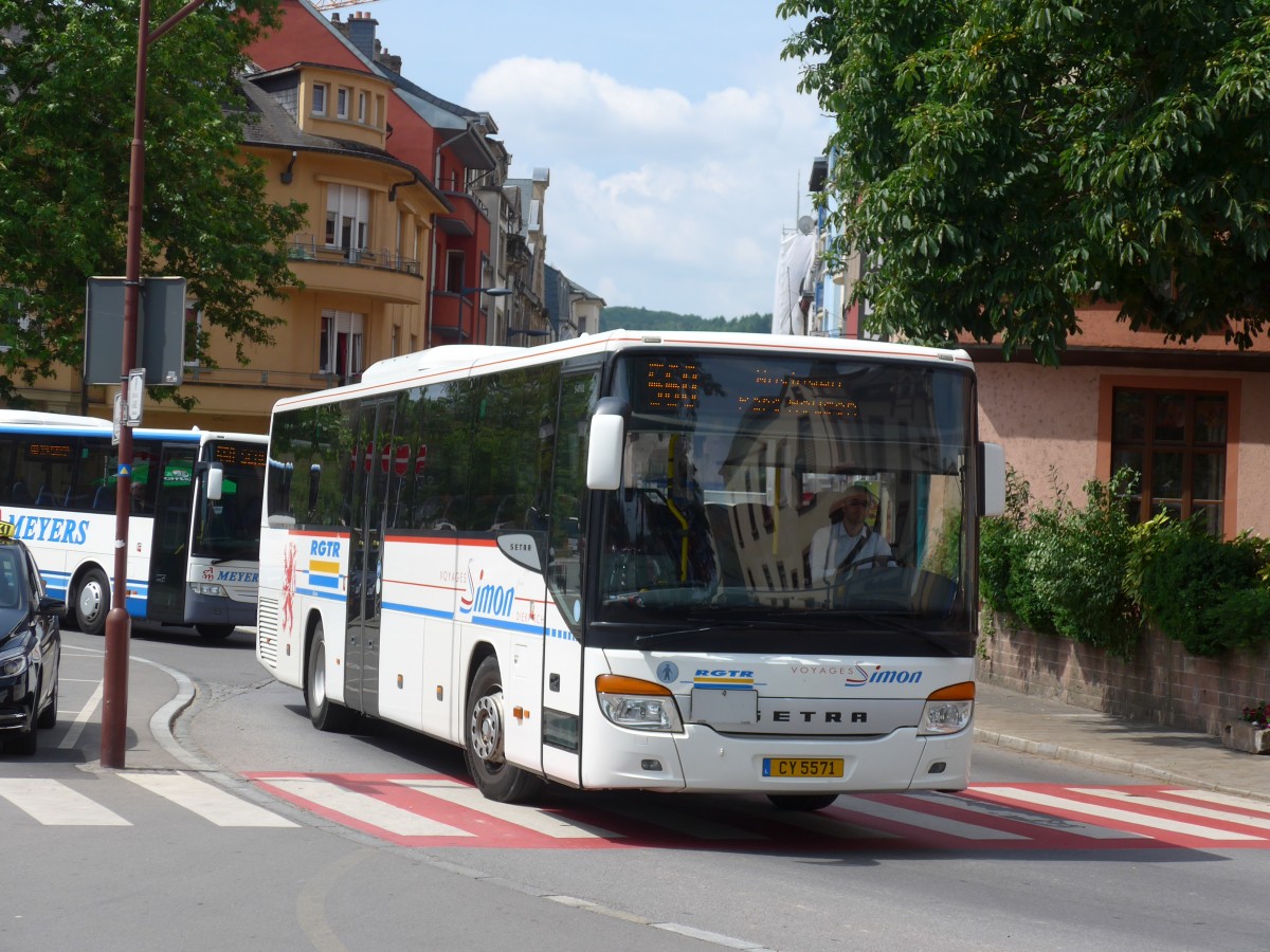 (162'596) - Simon, Diekirch - CY 5571 - Setra am 25. Juni 2015 beim Bahnhof Ettelbruck