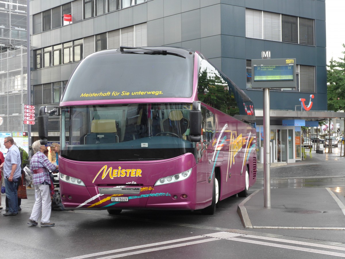 (163'315) - Meister, Thun - BE 78'669 - Neoplan am 14. August 2015 beim Bahnhof Thun