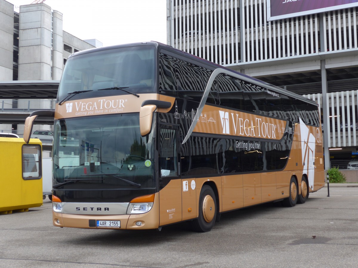 (163'328) - Aus Tschechien: Vega Tour, Praha - 4AR 2155 - Setra am 15. August 2015 in Zrich, Flughafen