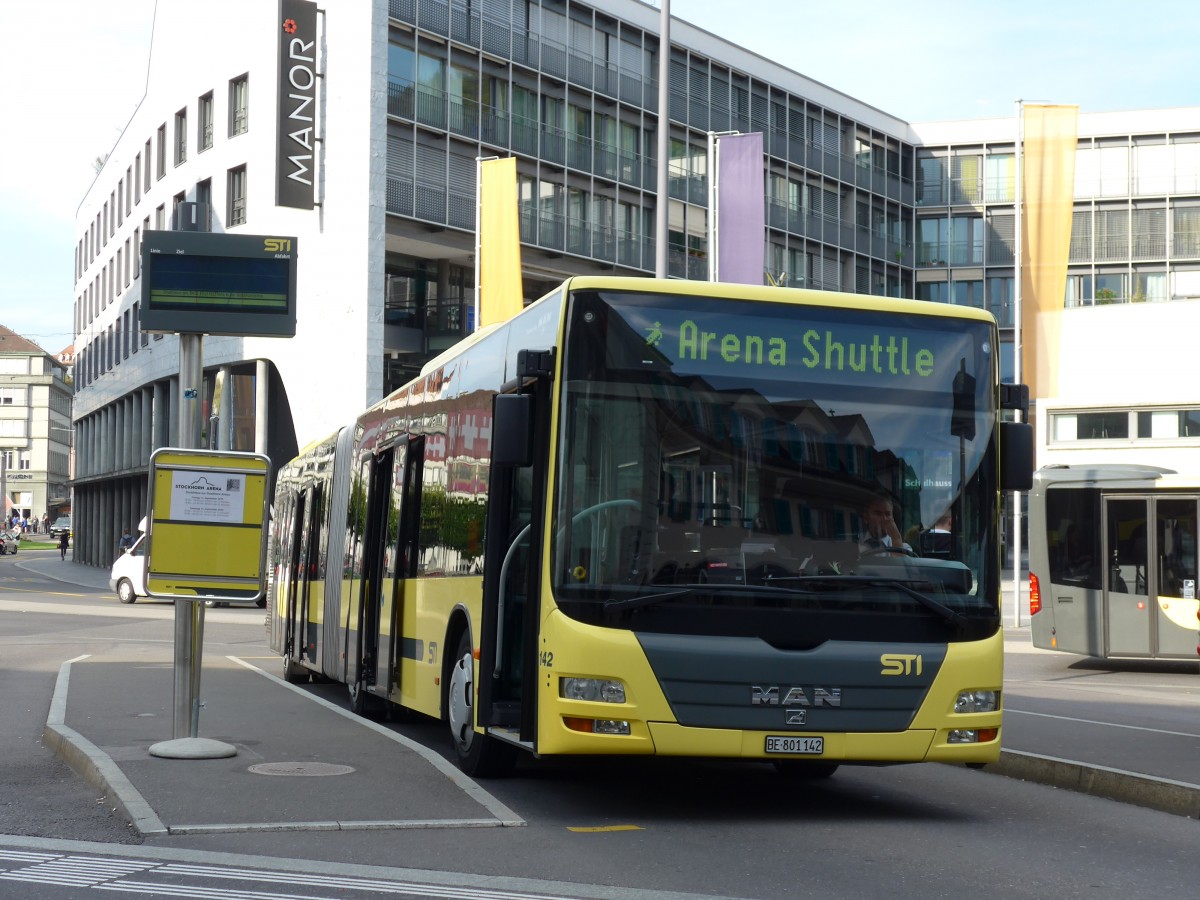 (164'604) - STI Thun - Nr. 142/BE 801'142 - MAN am 12. September 2015 beim Bahnhof Thun