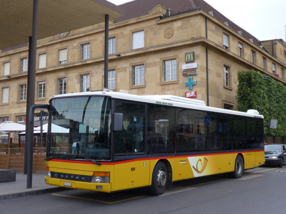 (164'757) - CarPostal Ouest - NE 101'619 - Setra am 15. September 2015 beim Bahnhof Neuchtel