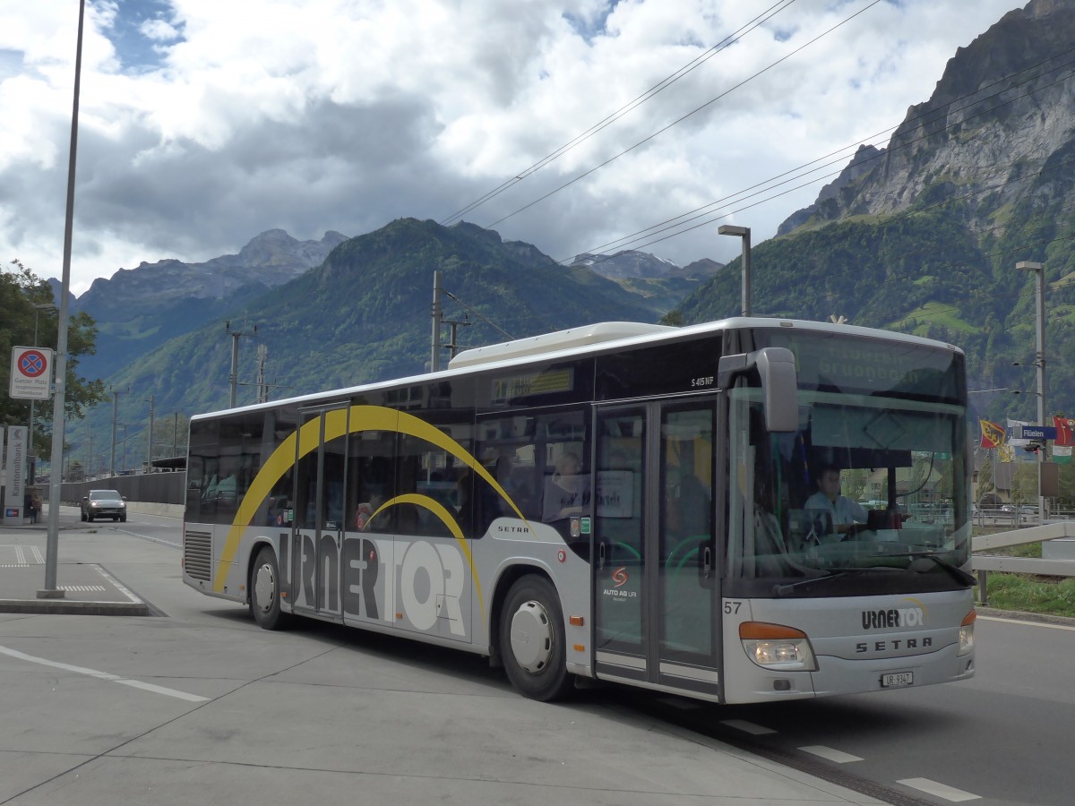 (164'911) - AAGU Altdorf - Nr. 57/UR 9347 - Setra am 16. September 2015 in Flelen, Hauptplatz