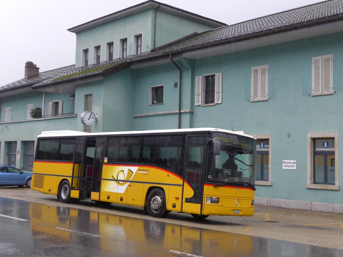 (164'914) - Mattli, Wassen - UR 9105 - Mercedes am 16. September 2015 beim Bahnhof Airolo