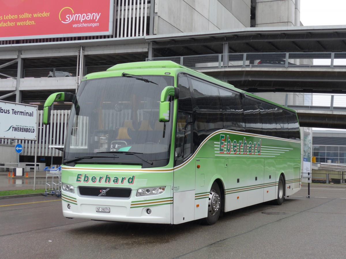 (165'003) - Eberhard, Altendorf - Nr. 4/SZ 29'271 - Volvo am 17. September 2015 in Zrich, Flughafen