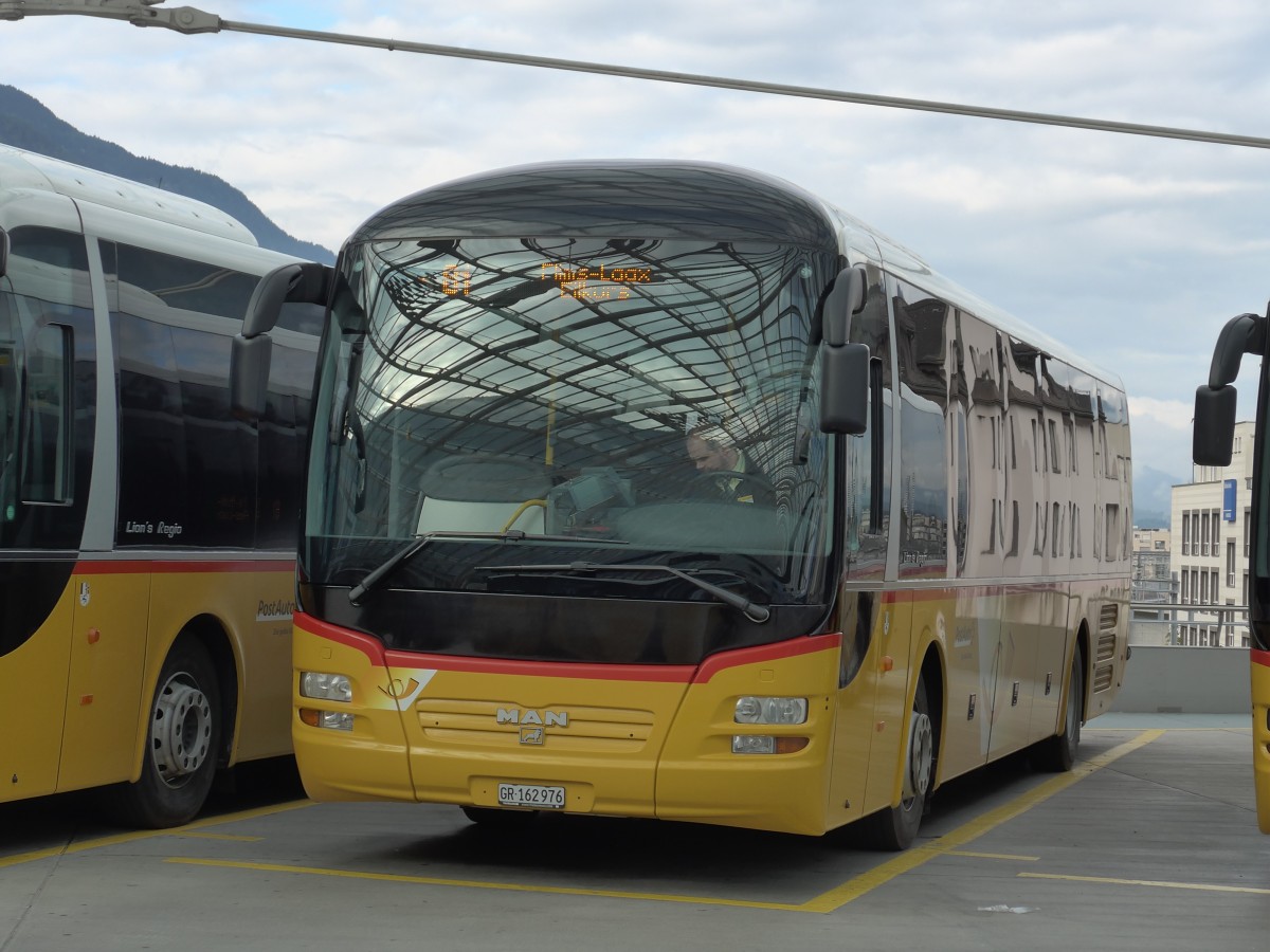 (165'198) - PostAuto Graubnden - GR 162'976 - MAN am 19. September 2015 in Chur, Postautostation