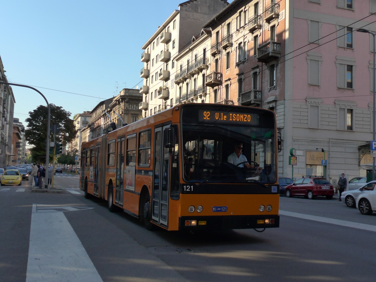 (165'818) - ATM Milano - Nr. 121/MI 121 - Iveco/Socimi Gelenktrolleybus am 25. September 2015 beim Bahnhof Milano Centrale