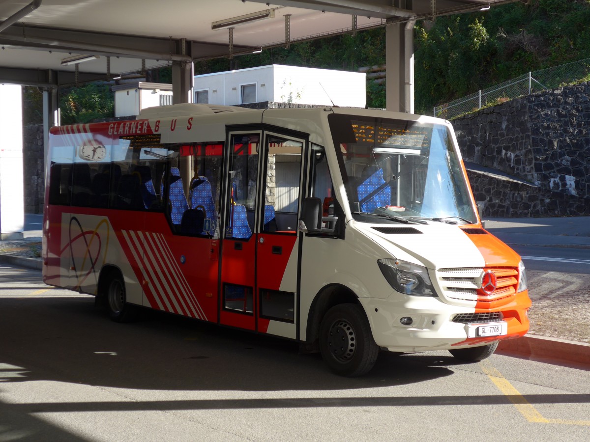 (166'127) - AS Engi - Nr. 8/GL 7708 - Mercedes/Kutsenits am 10. Oktober 2015 beim Bahnhof Schwanden