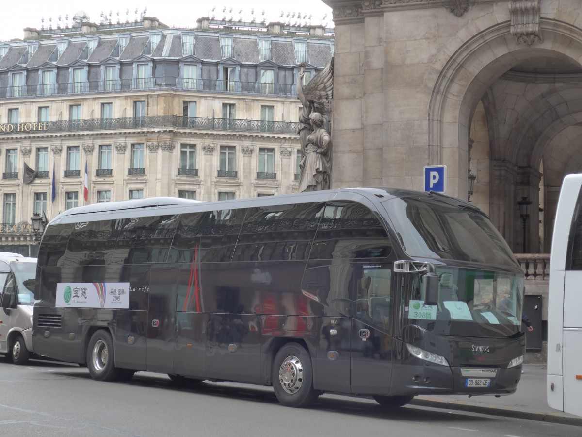 (166'948) - Standing, Paris - CD 883 QE - Neoplan am 16. November 2015 in Paris, Opra