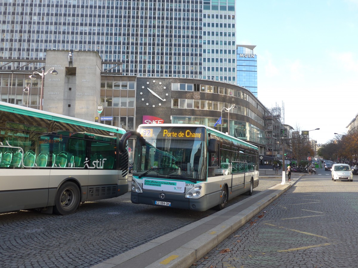 (167'346) - RATP Paris - Nr. 8779/CZ 064 QK - Irisbus am 18. November 2015 in Paris, Gare Montparnasse