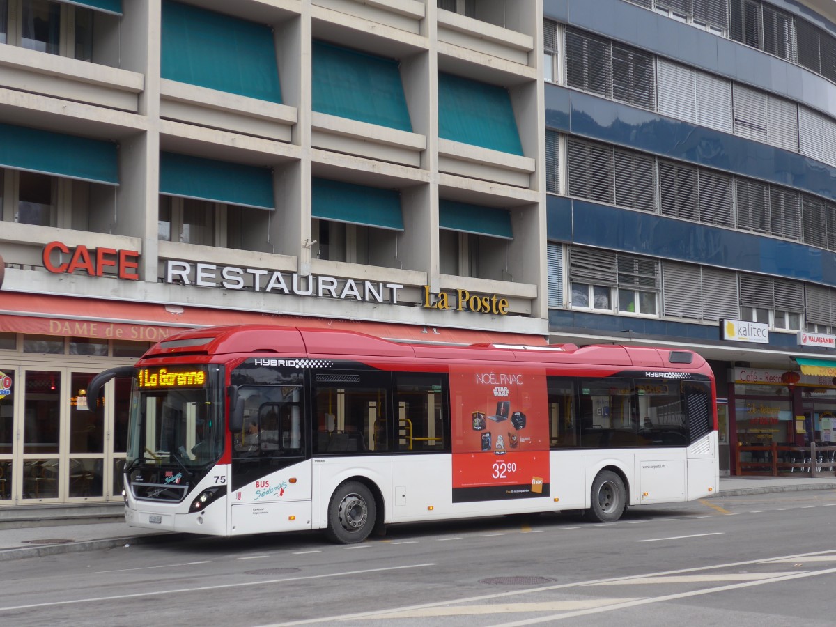 (167'545) - PostAuto Wallis - Nr. 75/VS 428'859 - Volvo am 29. November 2015 beim Bahnhof Sion