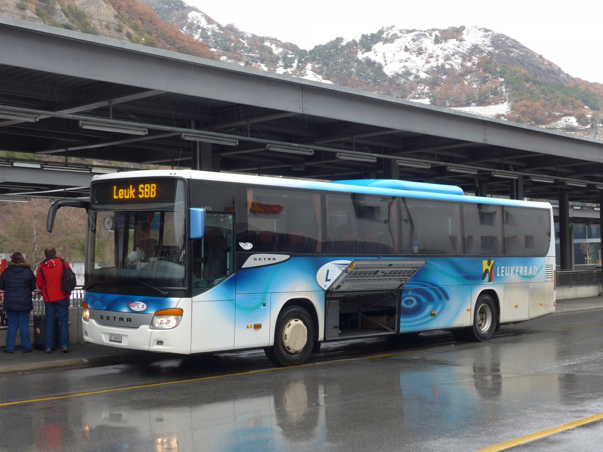 (167'581) - LLB Susten - Nr. 3/VS 38'003 - Setra am 29. November 2015 beim Bahnhof Leuk