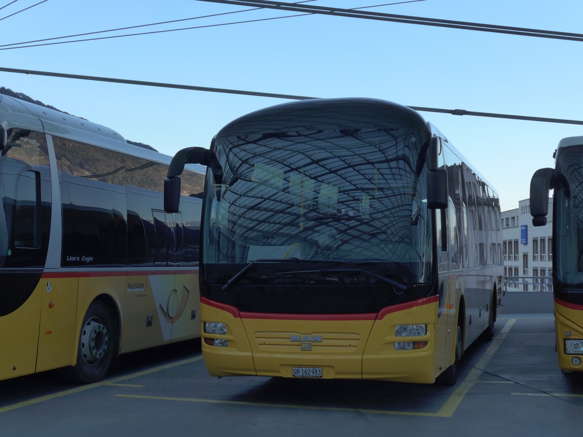 (167'601) - PostAuto Graubnden - GR 162'983 - MAN am 5. Dezember 2015 in Chur, Postautostation