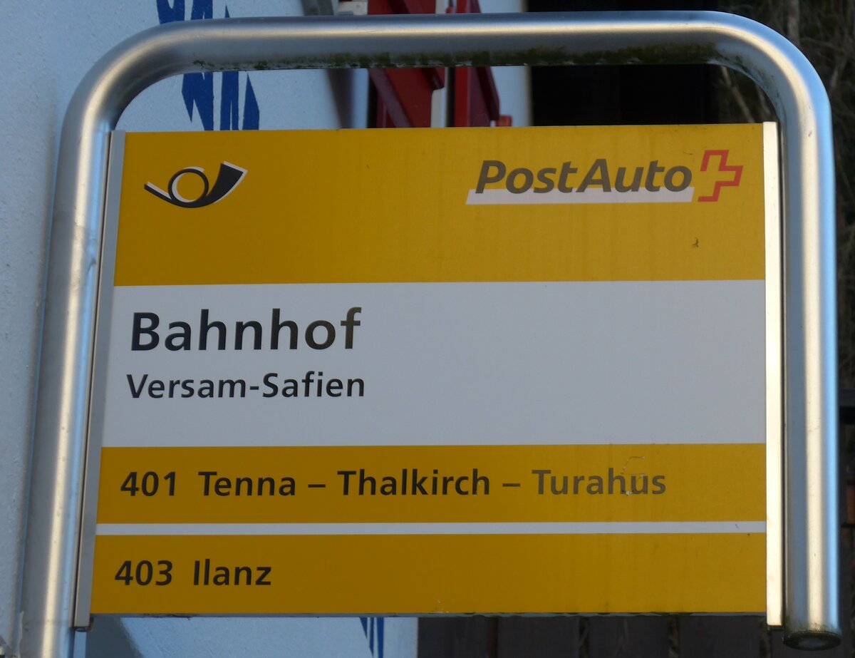 (167'662) - PostAuto-Haltestellenschild - Versam-Safien, Bahnhof - am 5. Dezember 2015