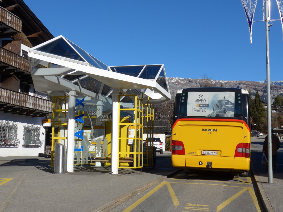 (167'990) - PostAuto Graubnden - GR 162'989 - MAN am 26. Dezember 2015 in Laax, Post