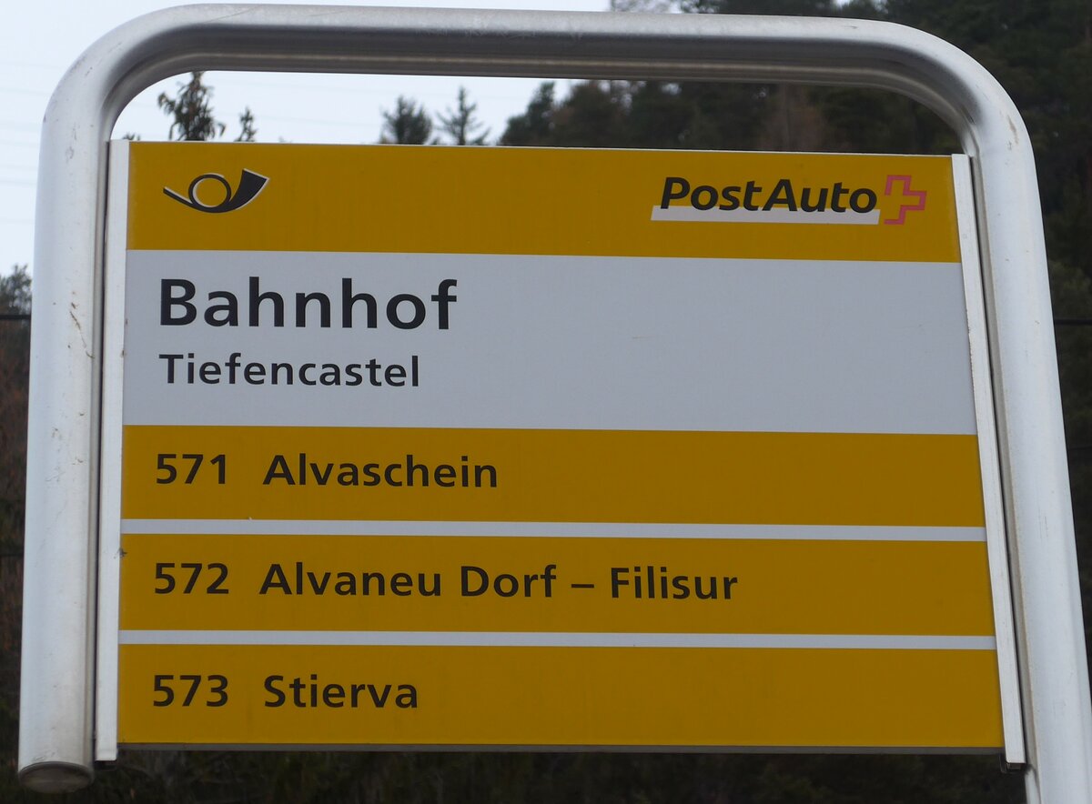 (168'229) - PostAuto-Haltestellenschild - Tiefencastel, Bahnhof - am 2. Januar 2016