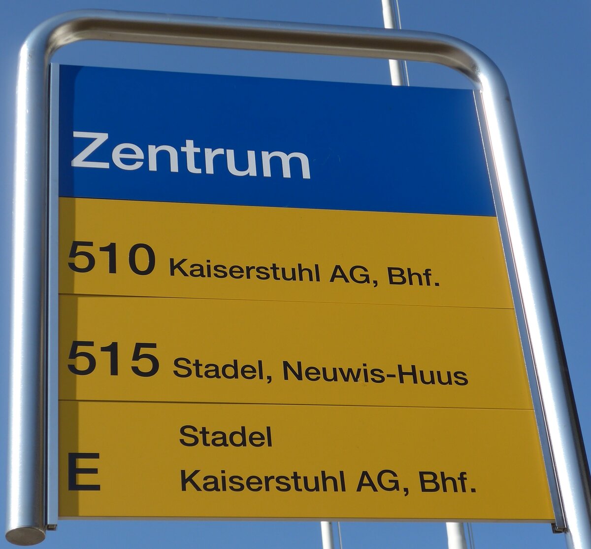 (169'330) - ZVV/PostAuto-Haltestellenschild - Stadel, Zentrum - am 19. Mrz 2016