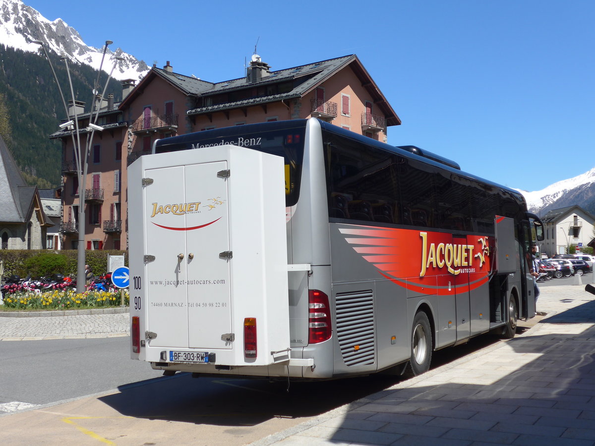 (170'360) - Jacquet, Marnaz - BF 303 RW - Mercedes am 5. Mai 2016 beim Bahnhof Chamonix