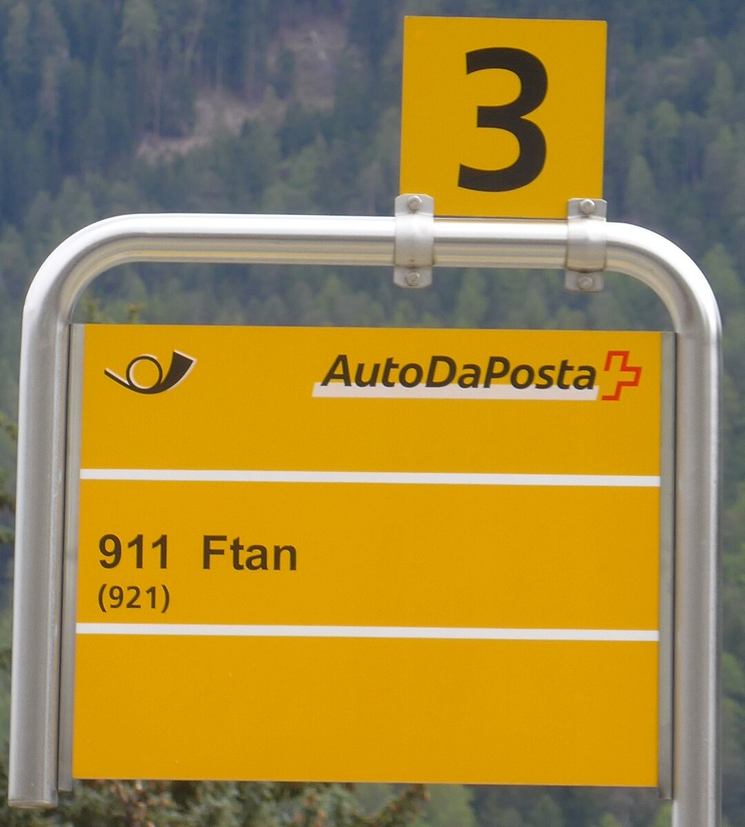 (170'923) - PostAuto-Haltestellenschild - Scuol-Tarasp, Bahnhof - am 16. Mai 2016