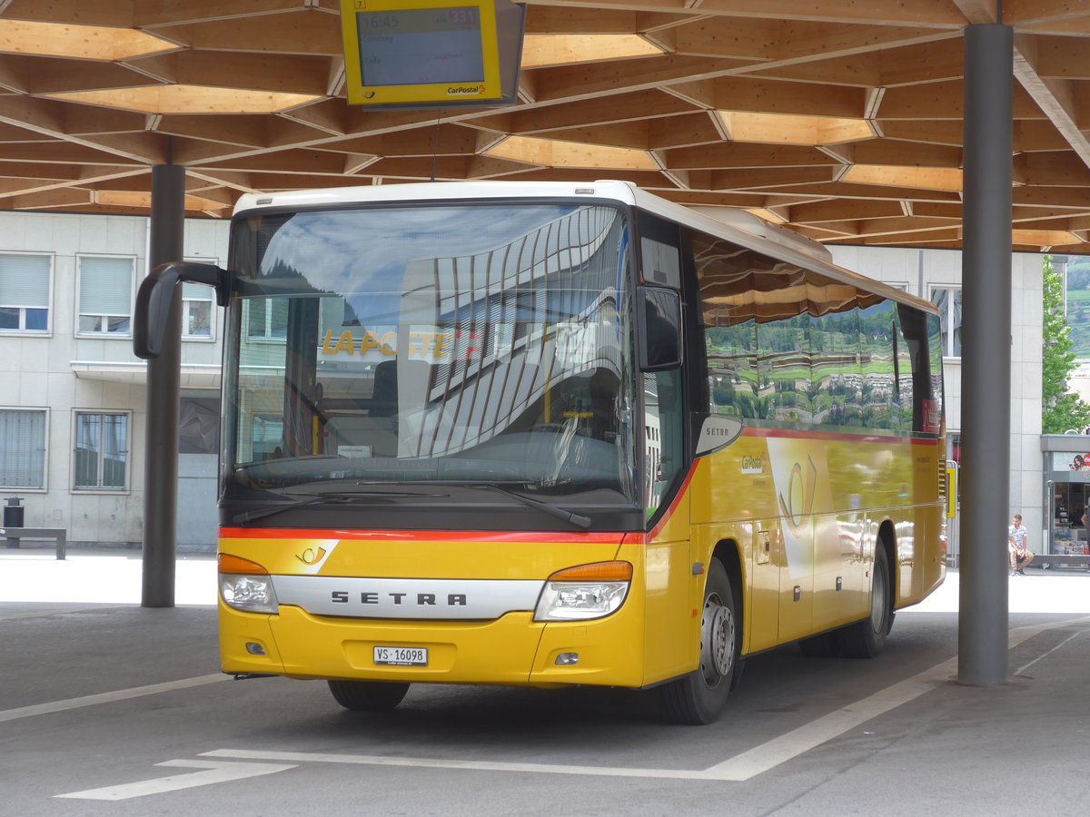 (172'540) - Evquoz, Erde - VS 16'098 - Setra am 26. Juni 2016 beim Bahnhof Sion