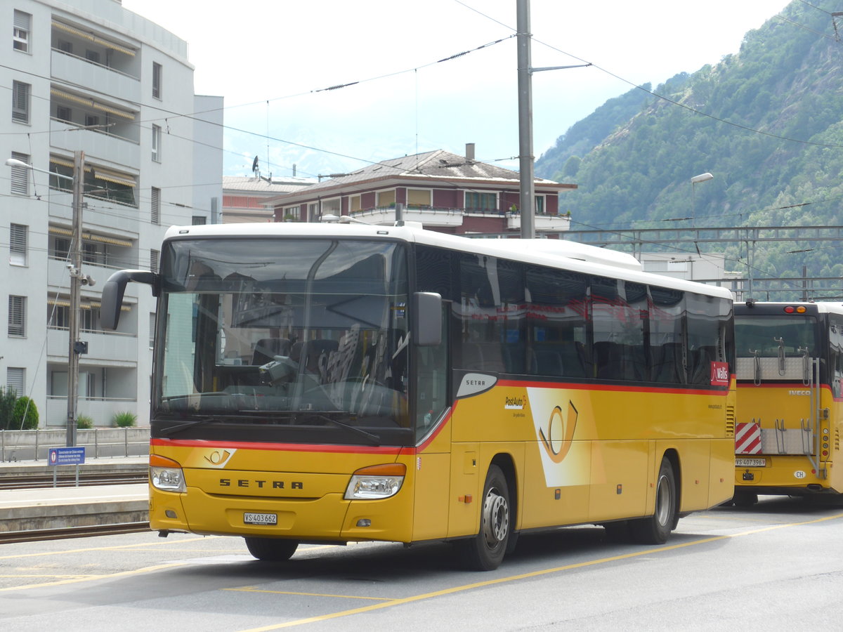 (172'556) - PostAuto Wallis - VS 403'662 - Setra am 26. Juni 2016 beim Bahnhof Brig