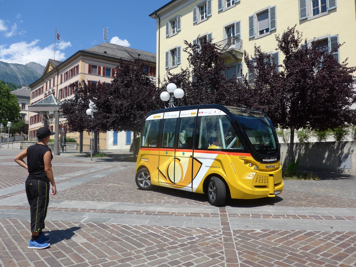 (172'837) - PostAuto Wallis - VS 451'600 - Navya am 10. Juli 2016 in Sion, Place de la Planta