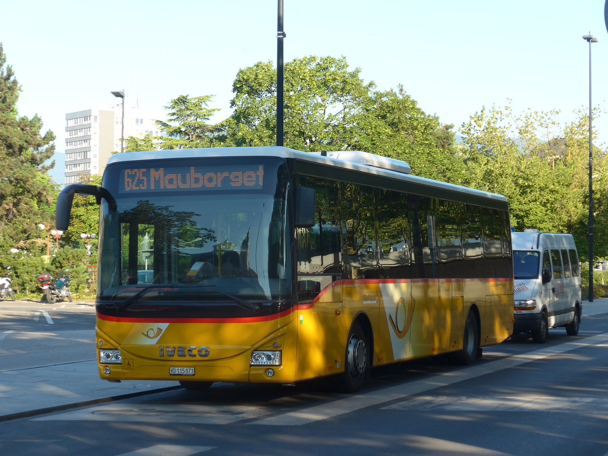 (173'074) - CarPostal Ouest - VD 115'073 - Iveco am 16. Juli 2016 beim Bahnhof Yverdon