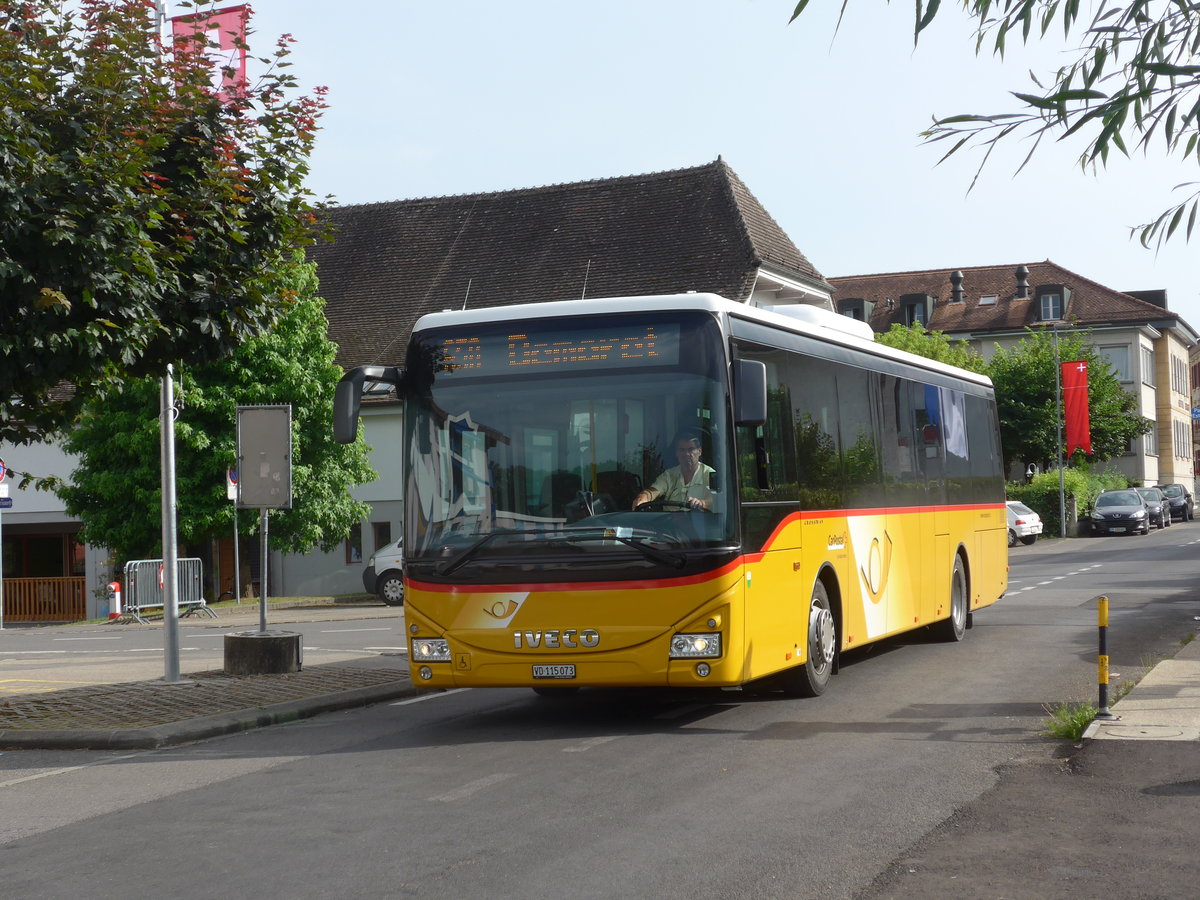 (173'238) - CarPostal Ouest - VD 115'073 - Iveco am 21. Juli 2016 beim Bahnhof Yvonand