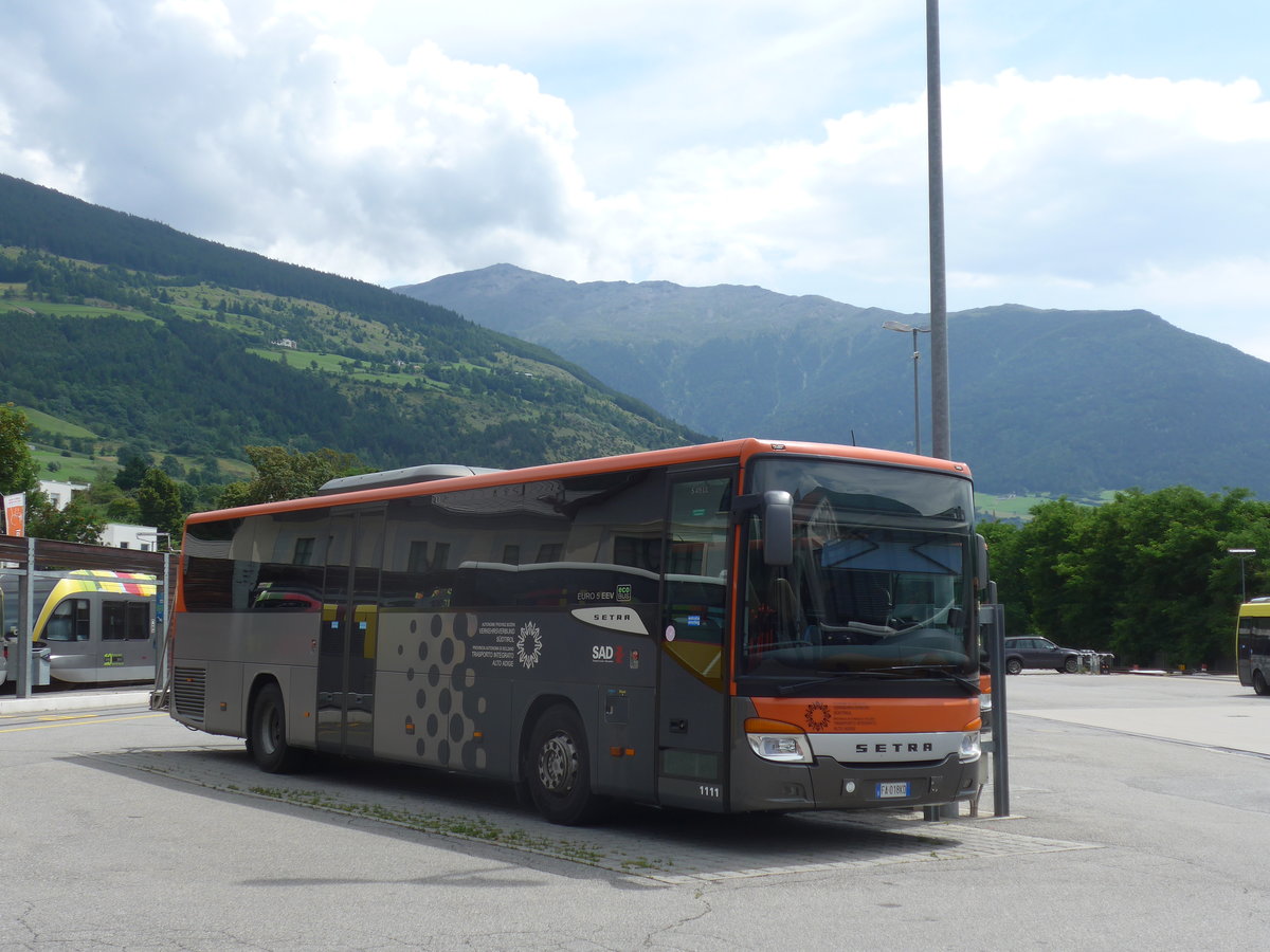 (173'297) - SAD Bozen - Nr. 1111/FA-018 KD - Setra am 24. Juli 2016 beim Bahnhof Mals