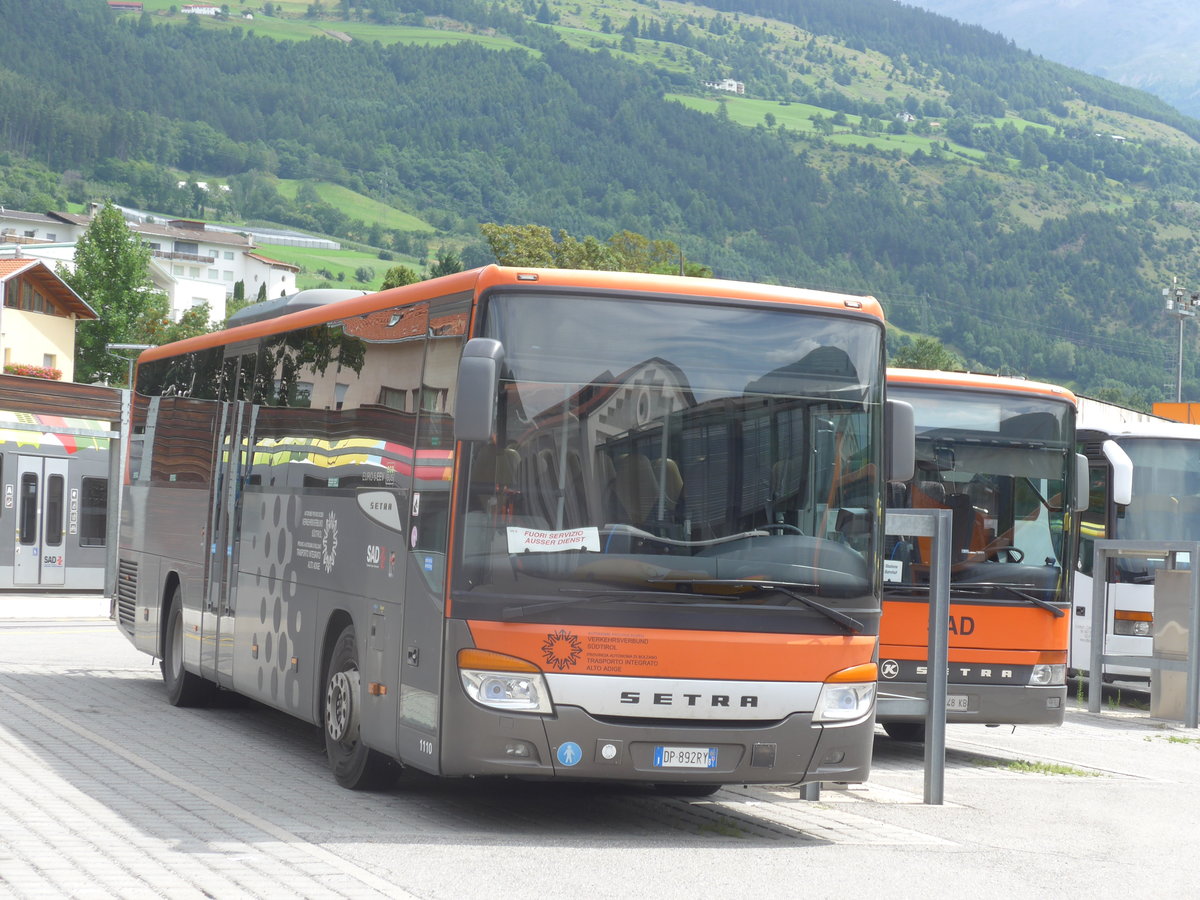 (173'298) - SAD Bozen - Nr. 1110/DP-892 RY - Setra am 24. Juli 2016 beim Bahnhof Mals