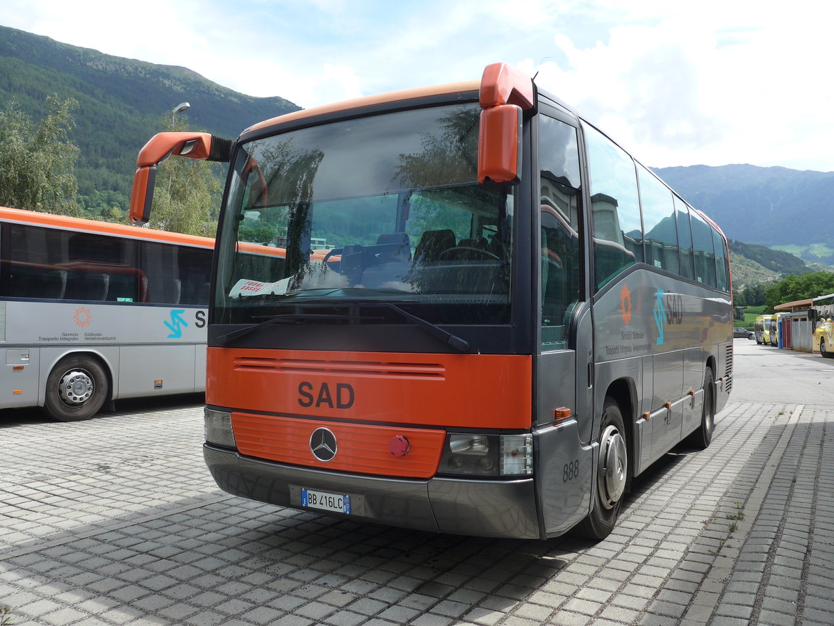 (173'325) - SAD Bozen - Nr. 888/BB-416 LC - Mercedes am 24. Juli 2016 beim Bahnhof Mals