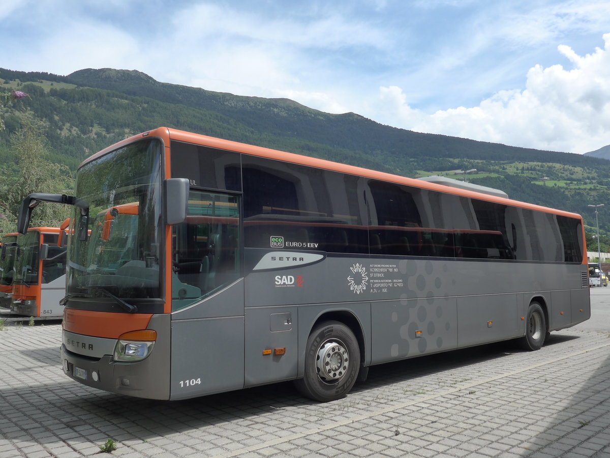 (173'326) - SAD Bozen - Nr. 1104/DP-541 RY - Setra am 24. Juli 2016 beim Bahnhof Mals