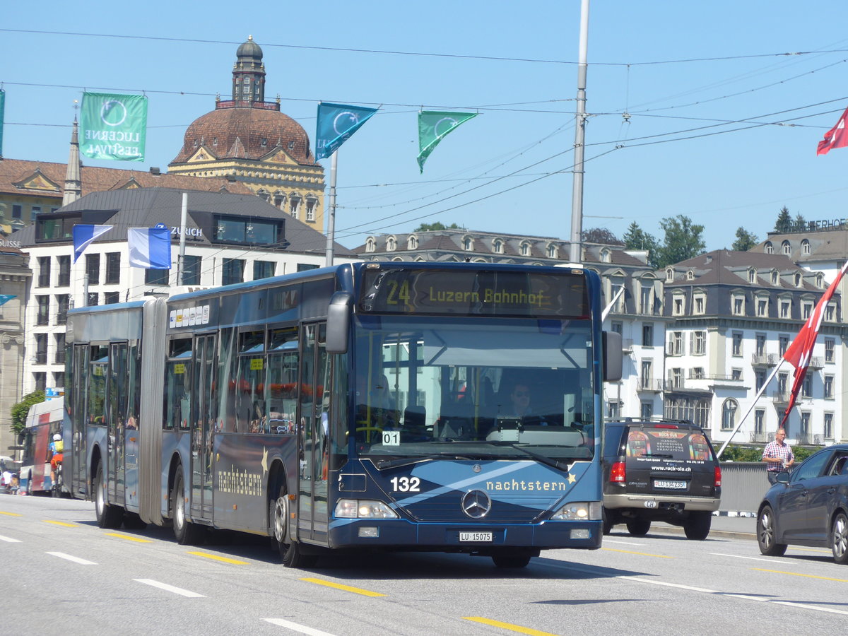 (173'844) - VBL Luzern - Nr. 132/LU 15'075 - Mercedes am 8. August 2016 in Luzern, Bahnhofbrcke