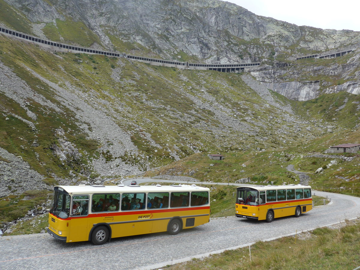 (174'998) - AVG Meiringen - Nr. 74/BE 607'481 - Saurer/R&J (ex P 24'357) + Mark, Andeer - GR 1866 - Saurer/R&J (ex PostAuto Graubnden; ex P 24'350) am 18. September 2016 am Gotthard, Alte Tremolastrasse