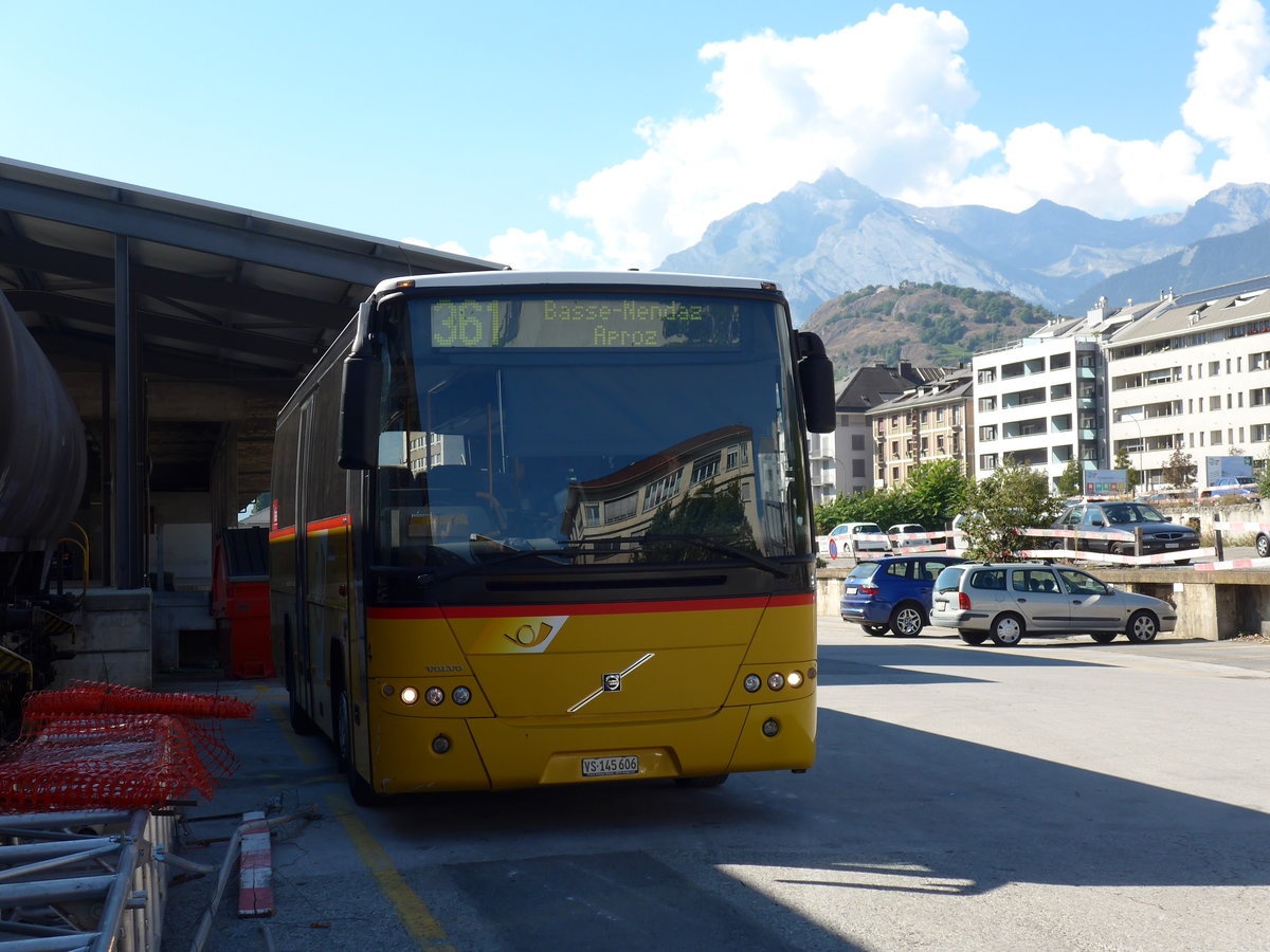 (175'140) - Lathion, Sion - Nr. 4/VS 145'606 - Volvo am 24. September 2016 beim Bahnhof Sion