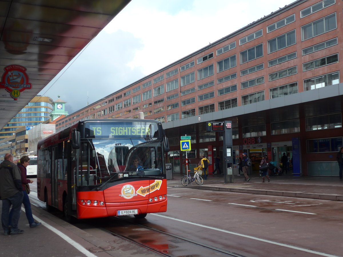 (175'778) - Heiss, Hall - IL 604 HL - Solaris am 18. Oktober 2016 beim Bahnhof Innsbruck