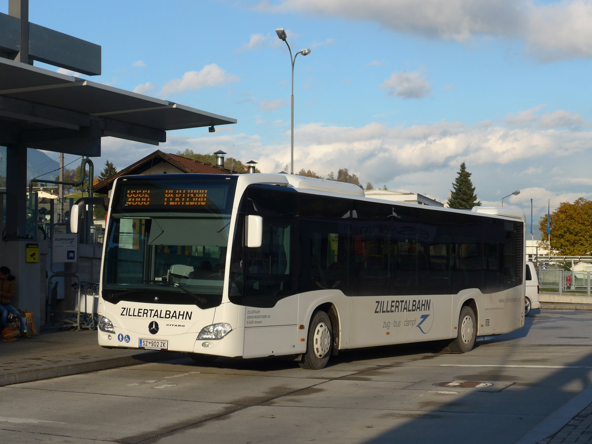 (175'886) - ZVB Jenbach - SZ 902 ZK - Mercedes am 18. Oktober 2016 beim Bahnhof Jenbach