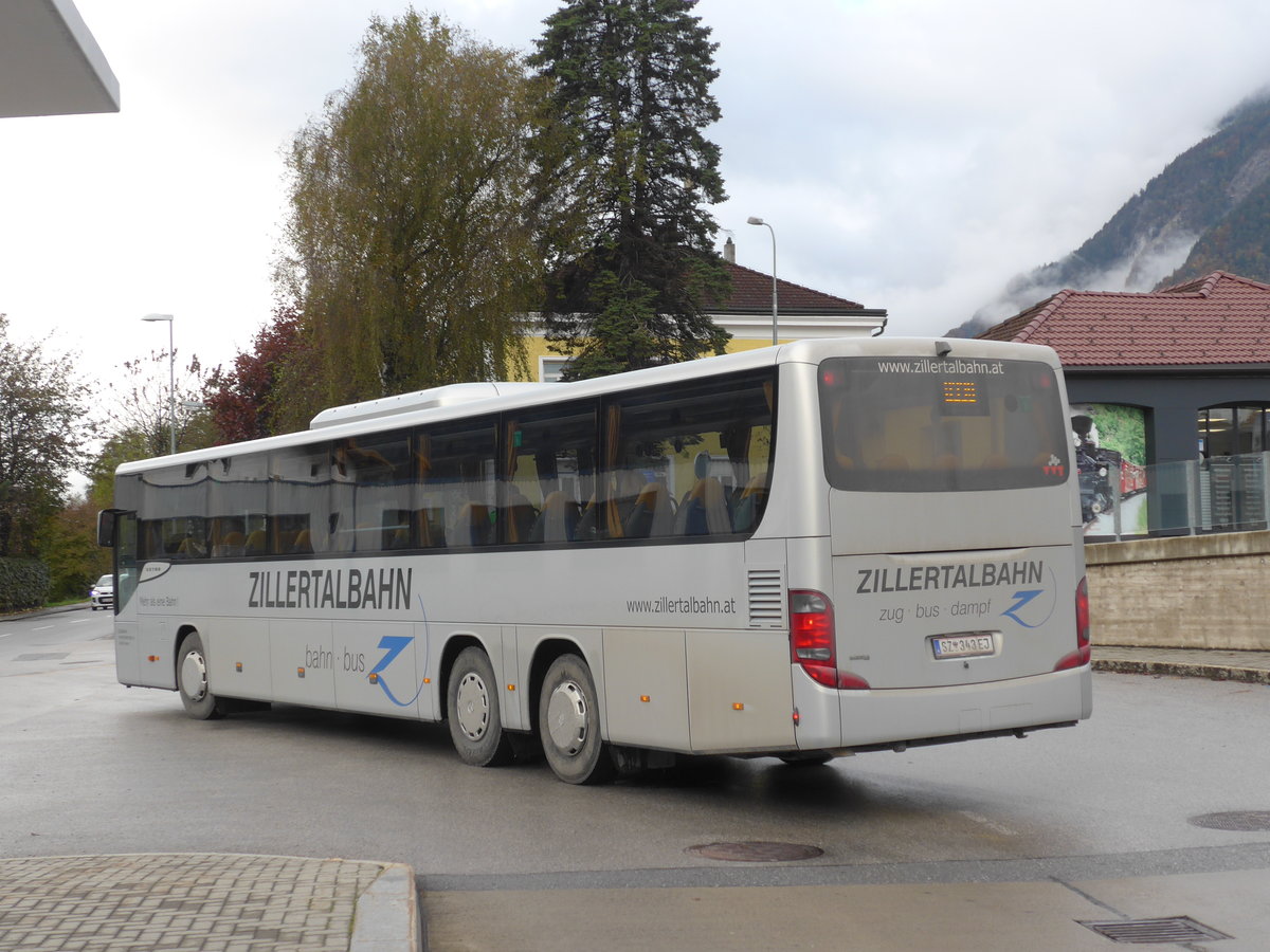 (176'020) - ZVB Jenbach - SZ 343 EJ - Setra am 20. Oktober 2016 beim Bahnhof Jenbach