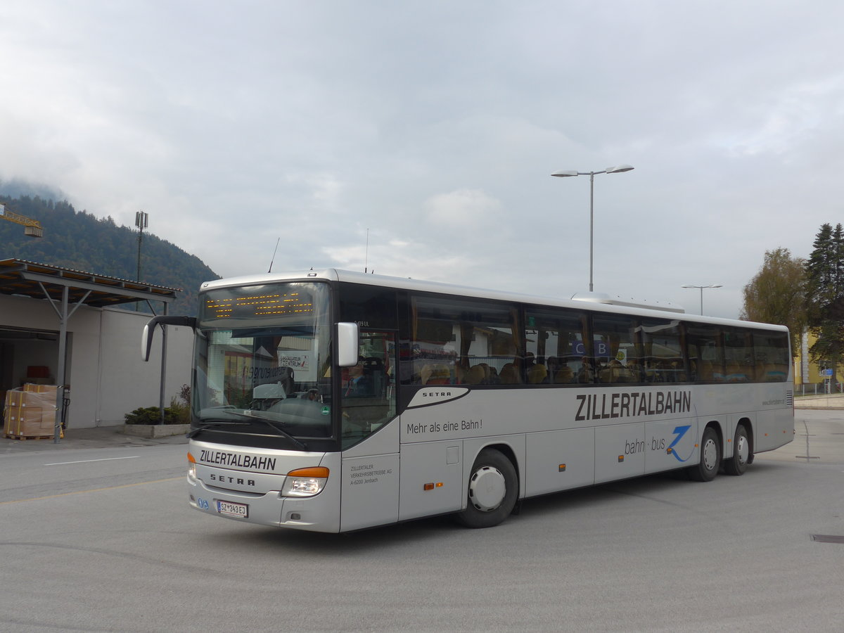 (176'111) - ZVB Jenbach - SZ 343 EJ - Setra am 21. Oktober 2016 beim Bahnhof Jenbach