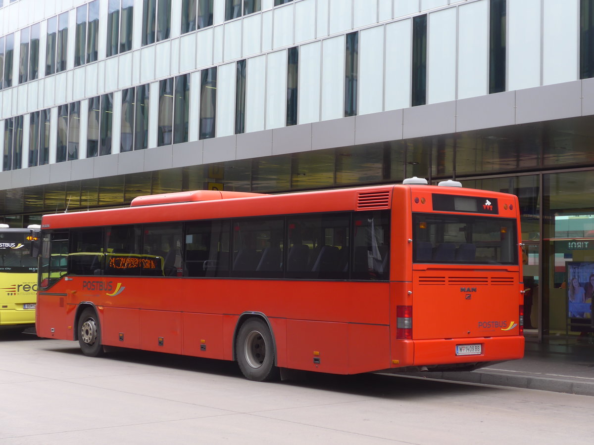 (176'145) - PostBus - W 1409 BB - MAN am 21. Oktober 2016 beim Bahnhof Innsbruck