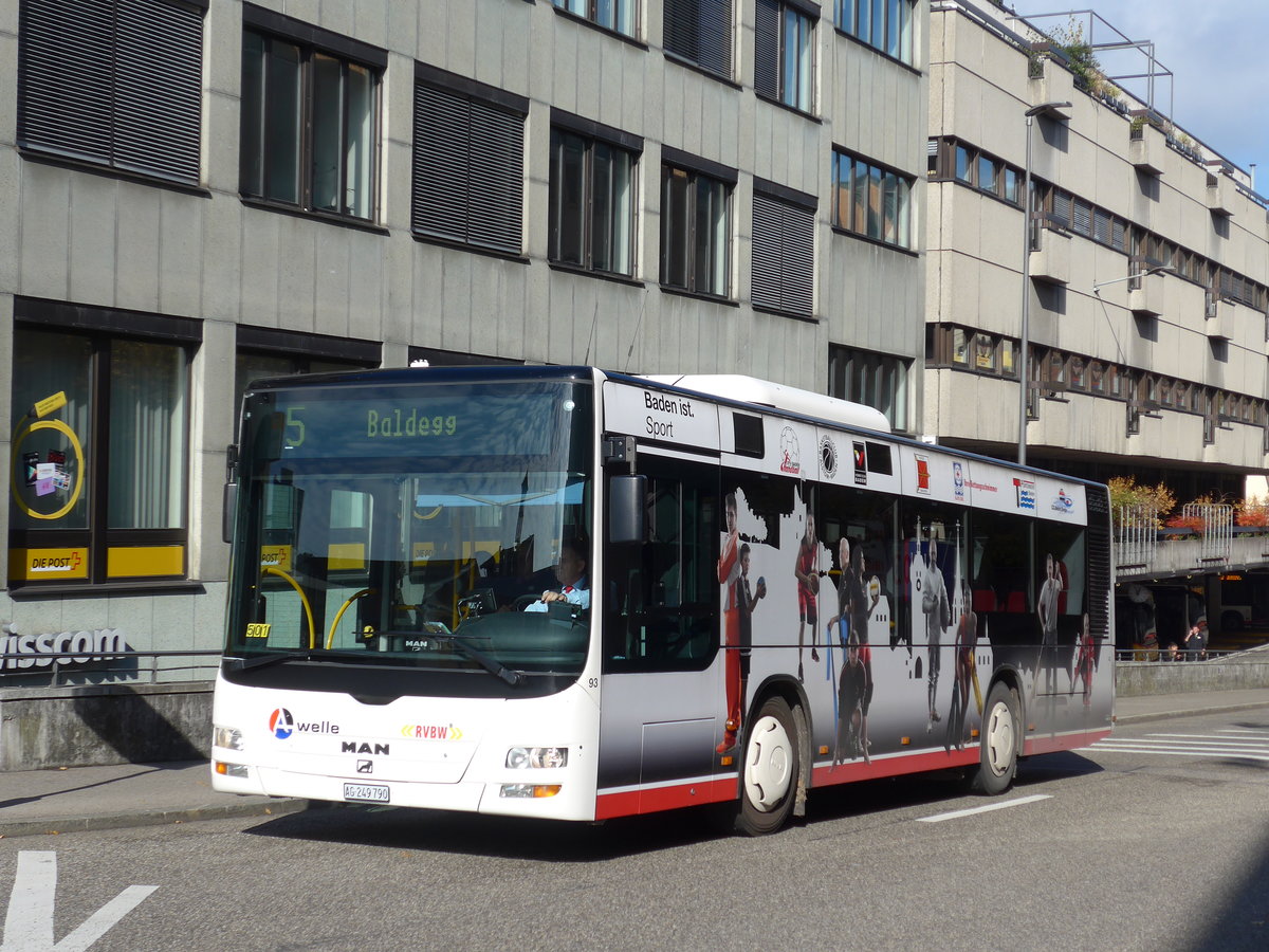 (176'245) - RVBW Wettingen - Nr. 93/AG 249'790 - MAN am 22. Oktober 2016 beim Bahnhof Baden