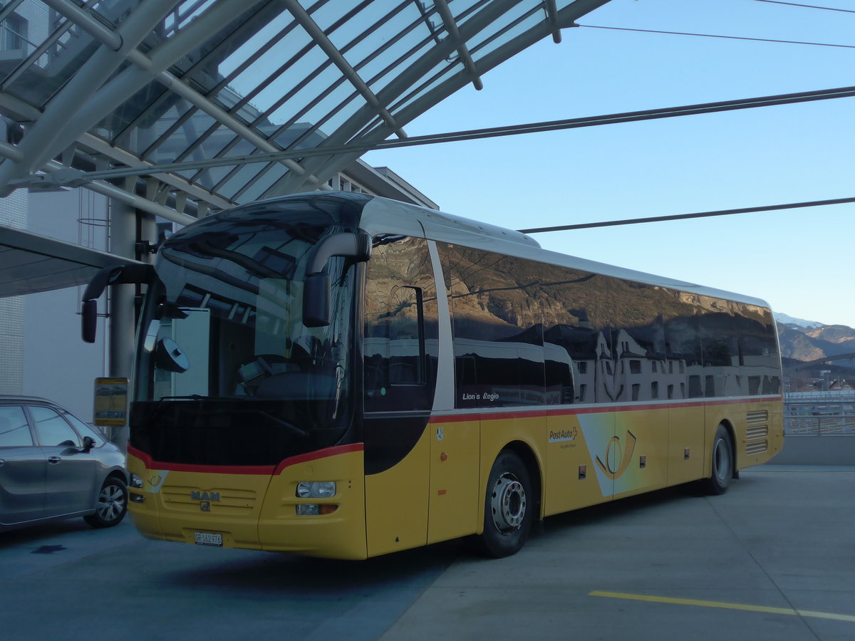 (177'056) - PostAuto Graubnden - GR 162'976 - MAN am 10. Dezember 2016 in Chur, Postautostation