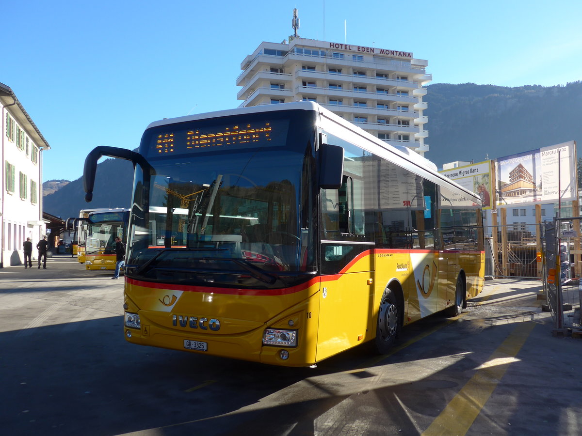 (177'107) - Fontana, Ilanz - Nr. 10/GR 3325 - Iveco am 10. Dezember 2016 beim Bahnhof Ilanz