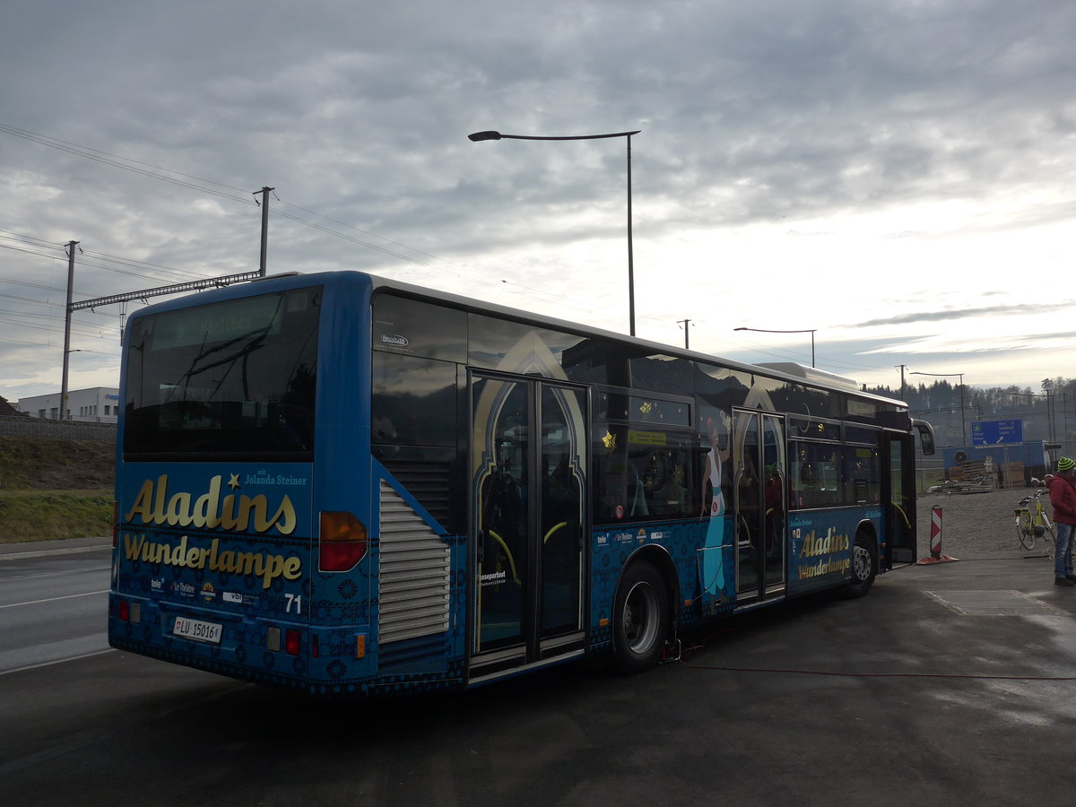 (177'172) - VBL Luzern - Nr. 71/LU 15'016 - Mercedes am 11. Dezember 2016 beim Bahnhof Emmenbrcke Sd