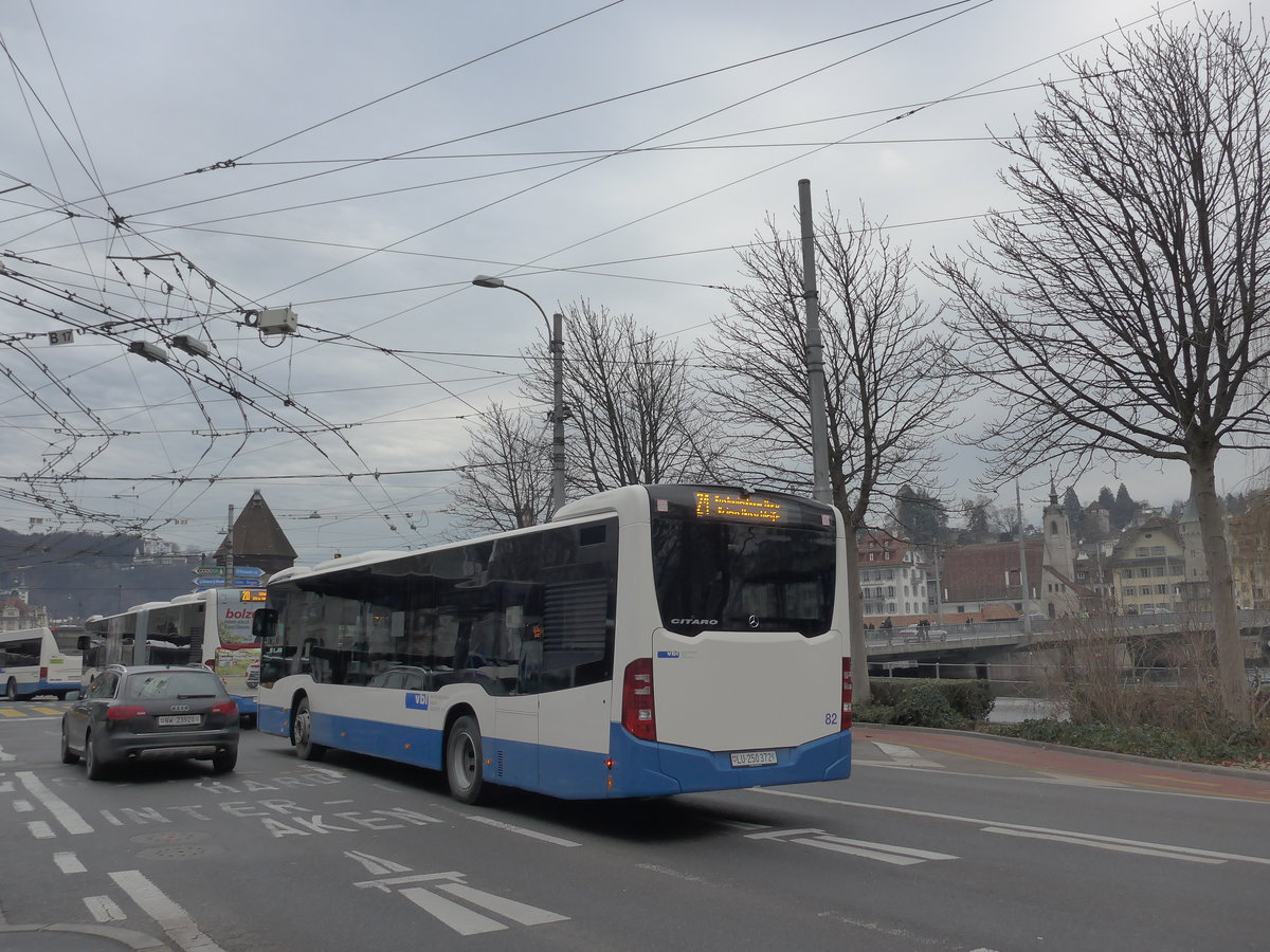 (177'191) - VBL Luzern - Nr. 82/LU 250'372 - Mercedes am 11. Dezember 2016 beim Bahnhof Luzern